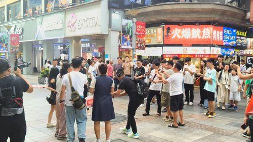 深圳东门吃瓜事件视频,一场引发热议的街头冲突瞬间
