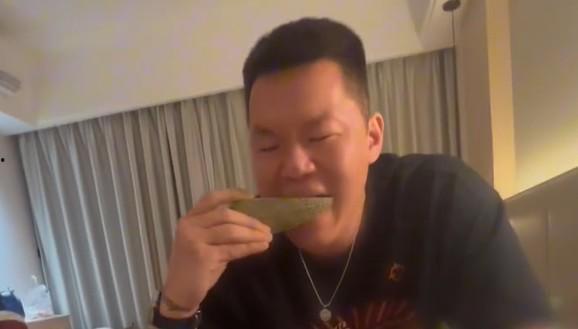 发视频搞笑吃瓜,视频里的欢乐盛宴